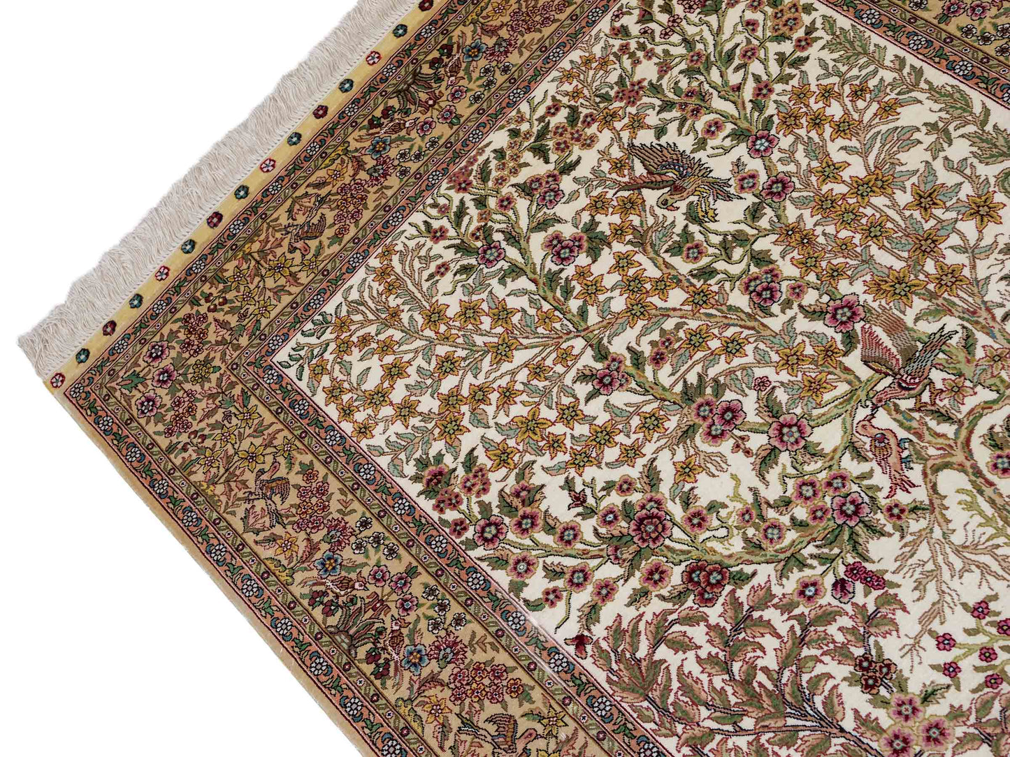 Sehr feiner, handgeknüpfter Khademi Orientteppich mit Ghom Design aus reiner Seide, creme, weiß, beige. 156x94 cm. Vertrieb durch Jupiter Intl.