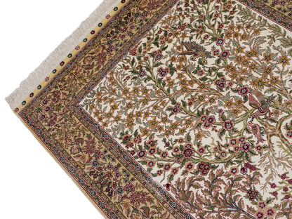 Sehr feiner, handgeknüpfter Khademi Orientteppich mit Ghom Design aus reiner Seide, creme, weiß, beige. 156x94 cm. Vertrieb durch Jupiter Intl.