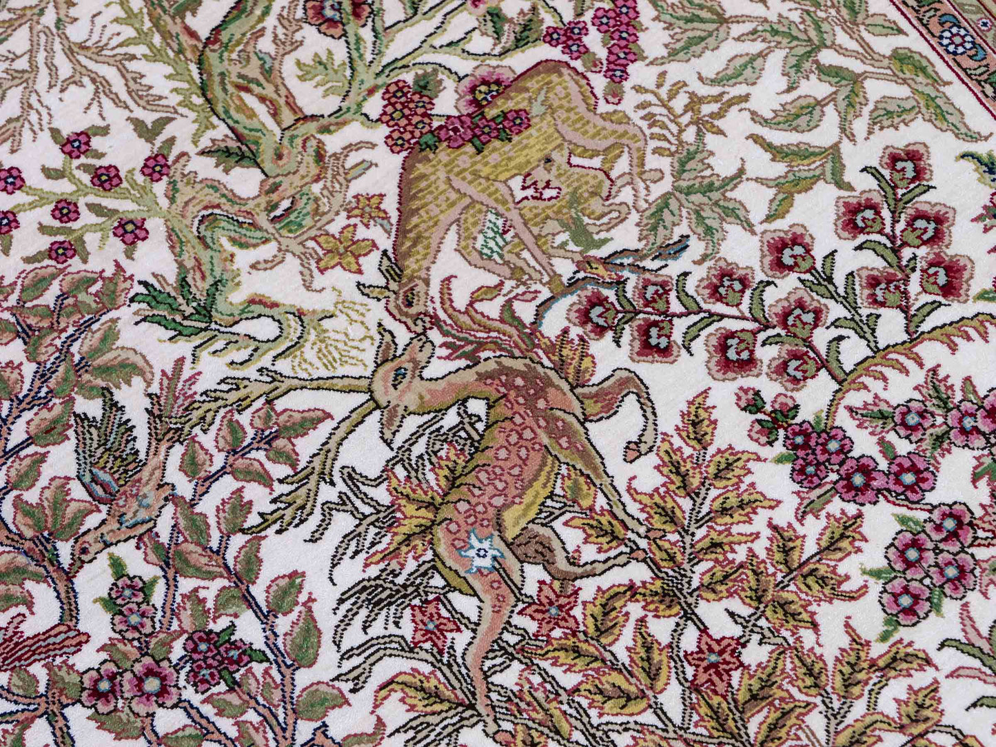 Sehr feiner, handgeknüpfter Khademi Orientteppich mit Ghom Design aus reiner Seide, creme, weiß, beige. 156x94 cm. Vertrieb durch Jupiter Intl.