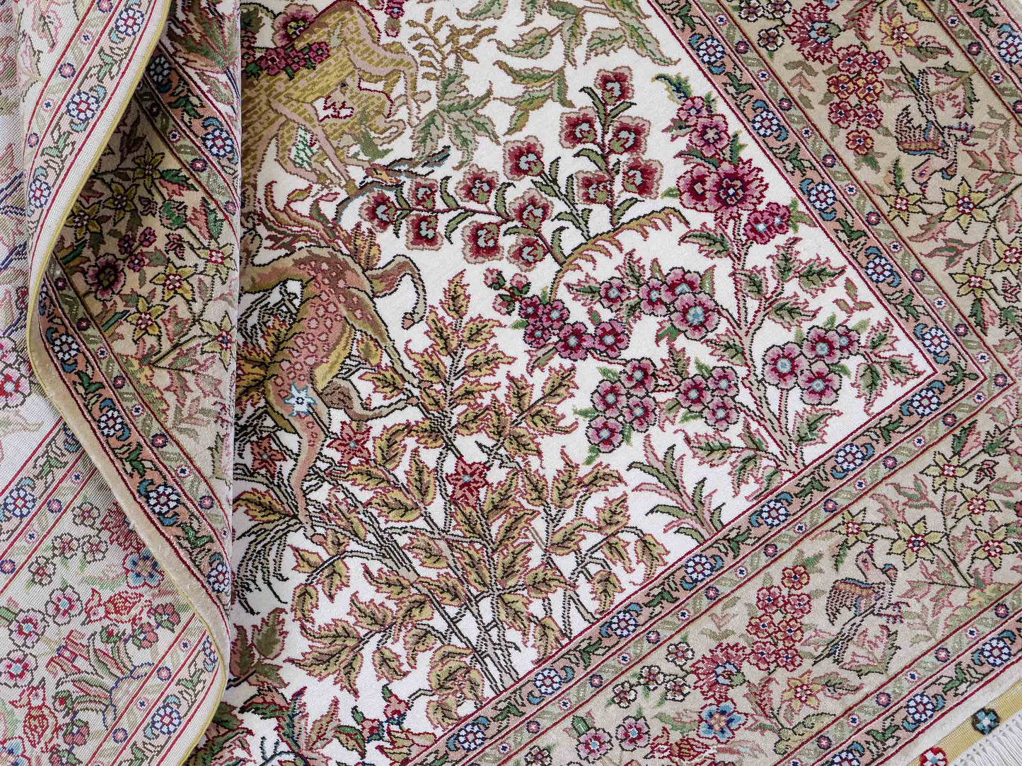 Sehr feiner, handgeknüpfter Khademi Orientteppich mit Ghom Design aus reiner Seide, creme, weiß, beige. 156x94 cm. Vertrieb durch Jupiter Intl.