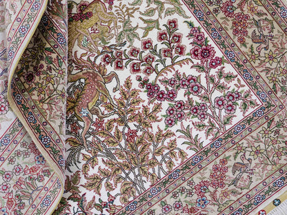 Sehr feiner, handgeknüpfter Khademi Orientteppich mit Ghom Design aus reiner Seide, creme, weiß, beige. 156x94 cm. Vertrieb durch Jupiter Intl.
