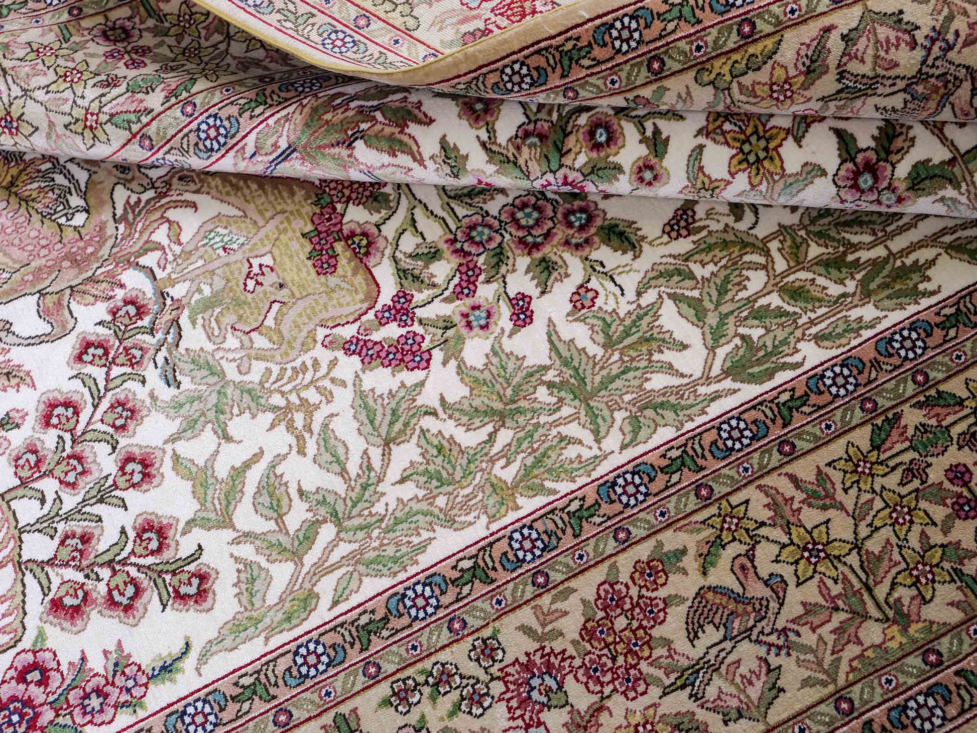 Sehr feiner, handgeknüpfter Khademi Orientteppich mit Ghom Design aus reiner Seide, creme, weiß, beige. 156x94 cm. Vertrieb durch Jupiter Intl.