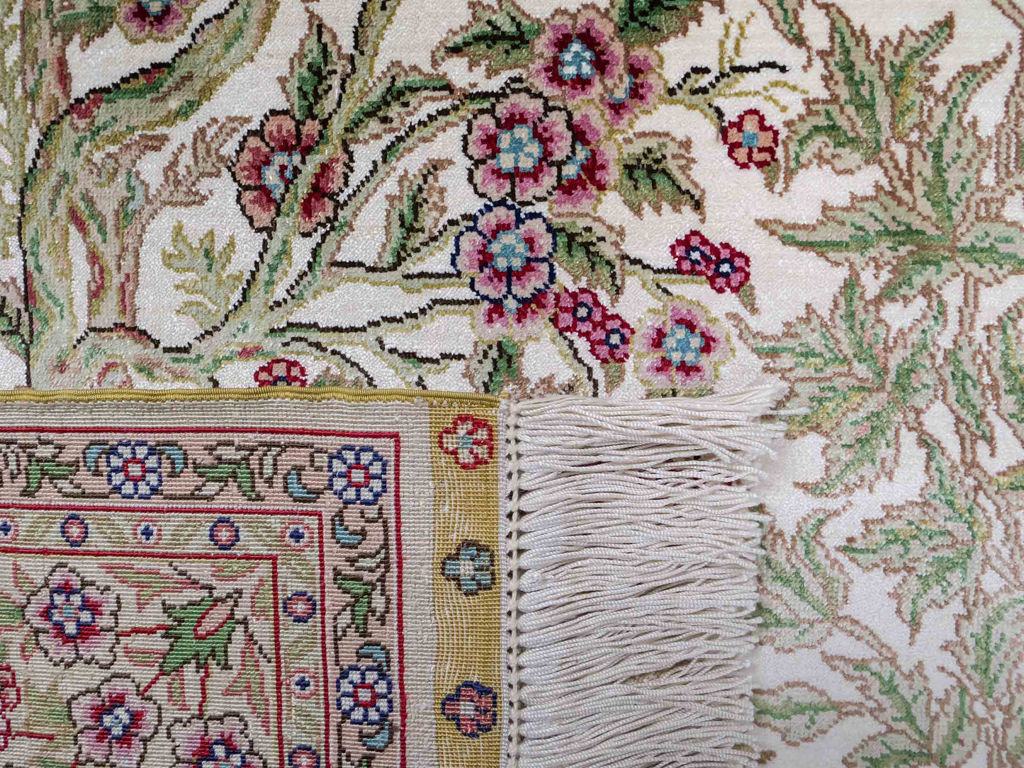 Sehr feiner, handgeknüpfter Khademi Orientteppich mit Ghom Design aus reiner Seide, creme, weiß, beige. 156x94 cm. Vertrieb durch Jupiter Intl.