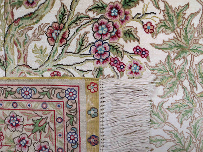 Sehr feiner, handgeknüpfter Khademi Orientteppich mit Ghom Design aus reiner Seide, creme, weiß, beige. 156x94 cm. Vertrieb durch Jupiter Intl.