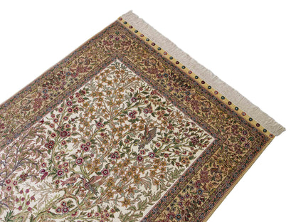 Sehr feiner, handgeknüpfter Khademi Orientteppich mit Ghom Design aus reiner Seide, creme, weiß, beige. 156x94 cm. Vertrieb durch Jupiter Intl.
