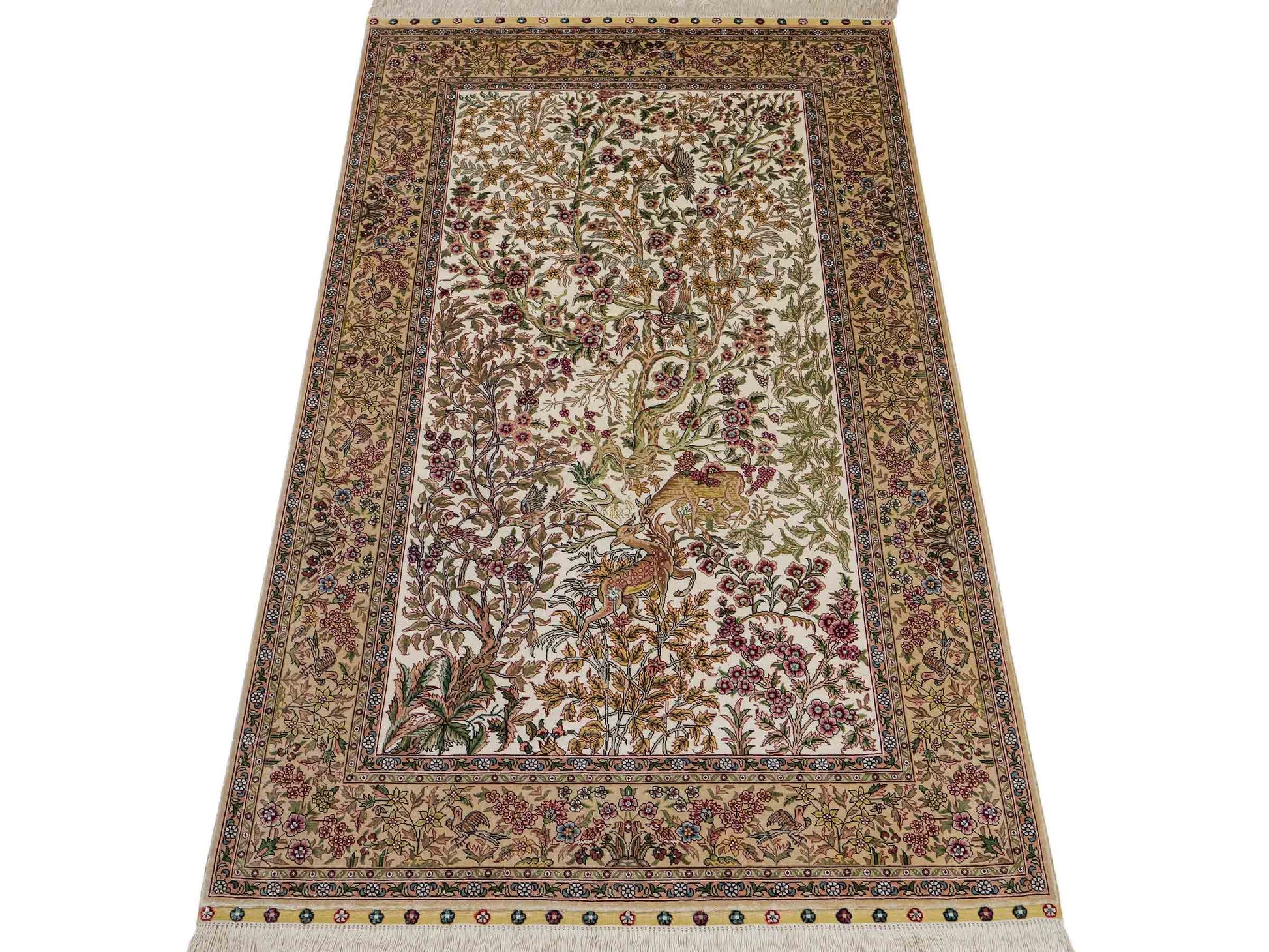 Sehr feiner, handgeknüpfter Khademi Orientteppich mit Ghom Design aus reiner Seide, creme, weiß, beige. 156x94 cm. Vertrieb durch Jupiter Intl.