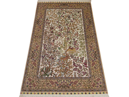 Sehr feiner, handgeknüpfter Khademi Orientteppich mit Ghom Design aus reiner Seide, creme, weiß, beige. 156x94 cm. Vertrieb durch Jupiter Intl.