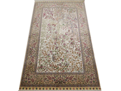 Sehr feiner, handgeknüpfter Khademi Orientteppich mit Ghom Design aus reiner Seide, creme, weiß, beige. 156x94 cm. Vertrieb durch Jupiter Intl.