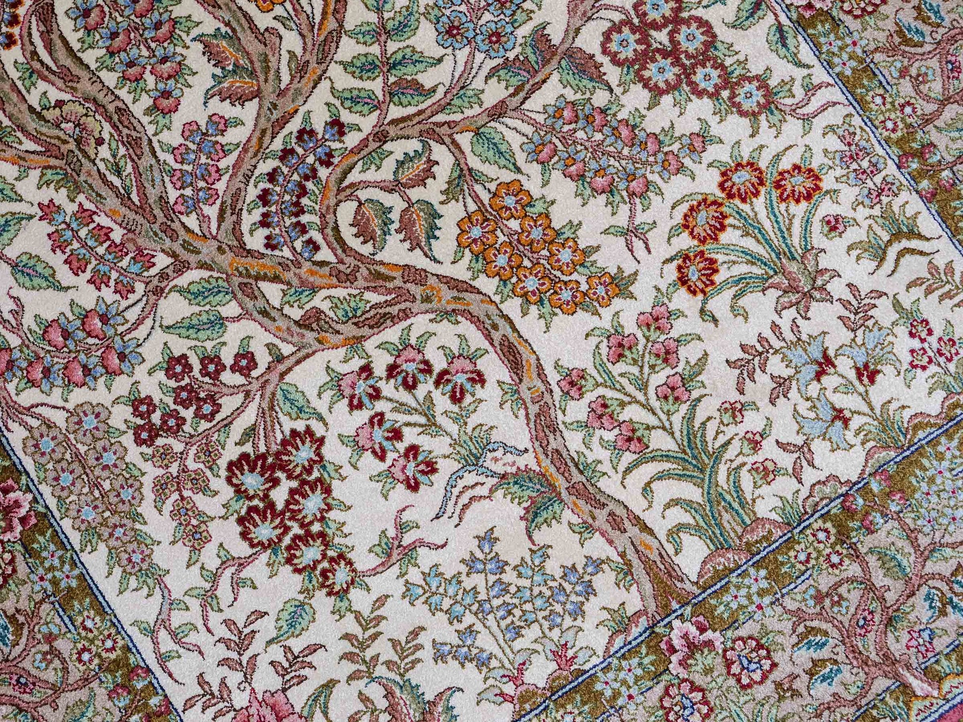 Sehr feiner, handgeknüpfter Khademi Orientteppich mit Ghom Design aus Seide, creme, beige, braun. 156x95 cm. Vertrieb durch Jupiter Intl.