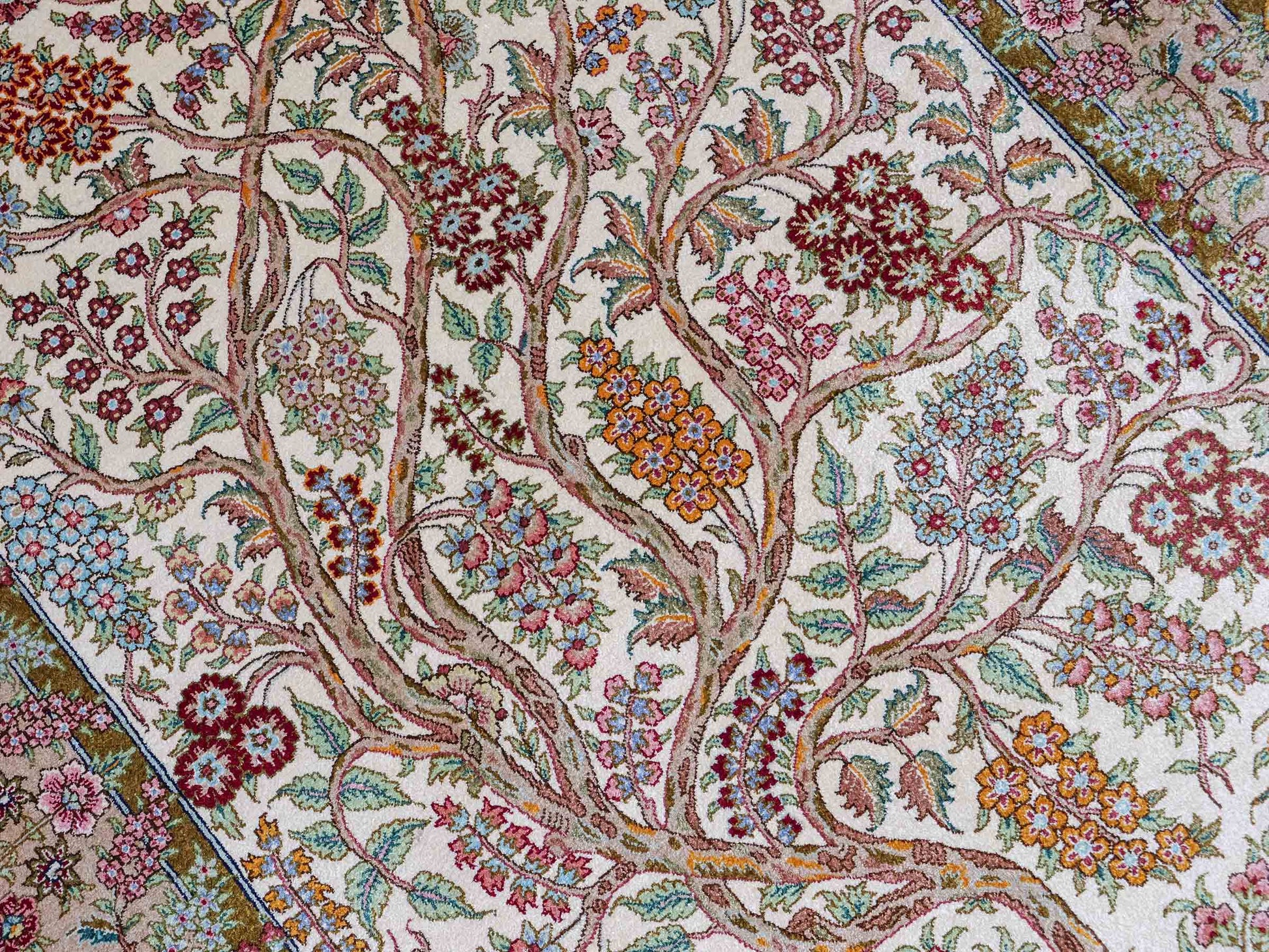 Sehr feiner, handgeknüpfter Khademi Orientteppich mit Ghom Design aus Seide, creme, beige, braun. 156x95 cm. Vertrieb durch Jupiter Intl.