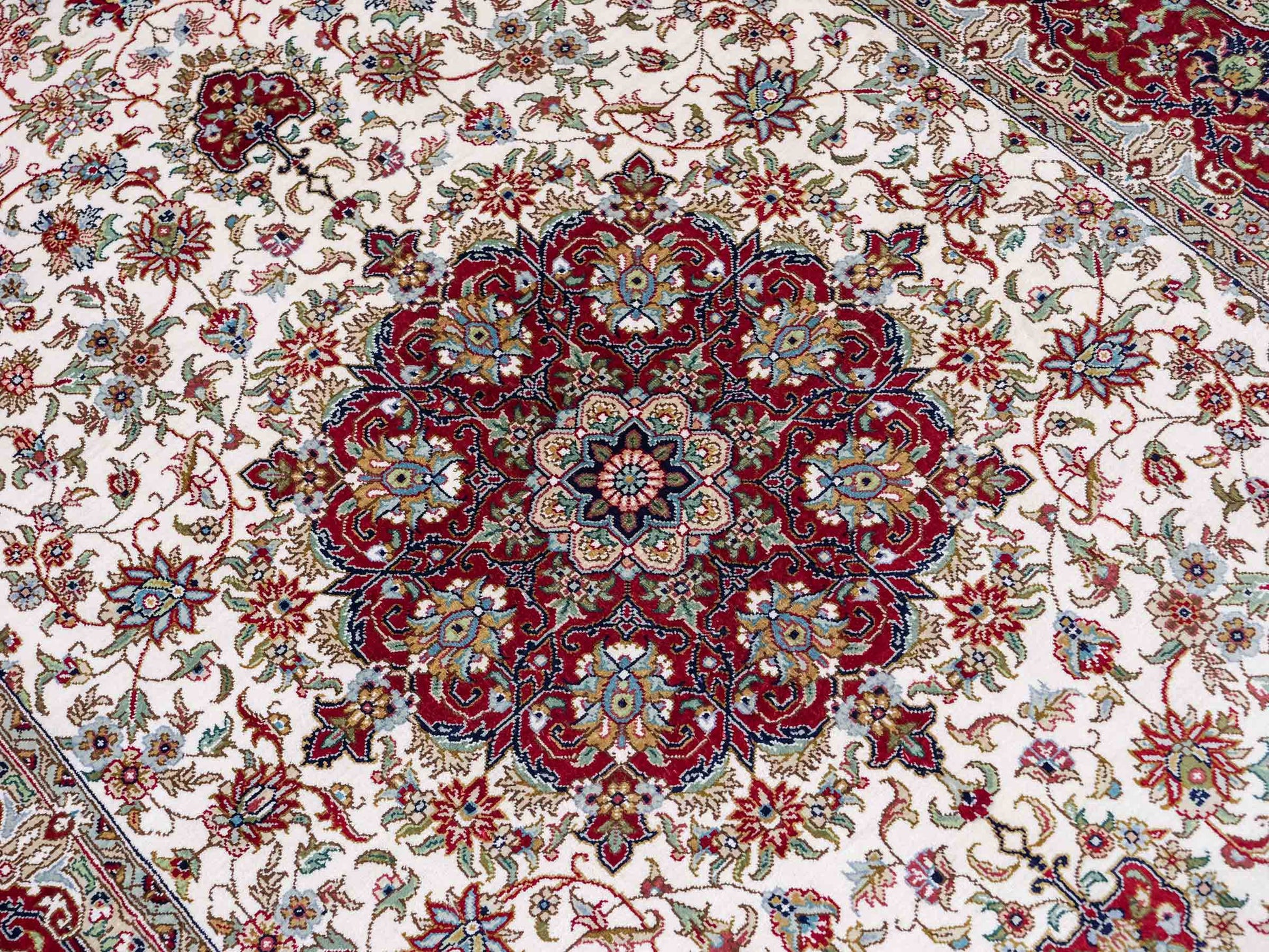 Sehr feiner, handgeknüpfter Khademi Orientteppich mit Ghom Design aus reiner Seide, creme, weiß, rot. 157x94 cm. Vertrieb durch Jupiter Intl.