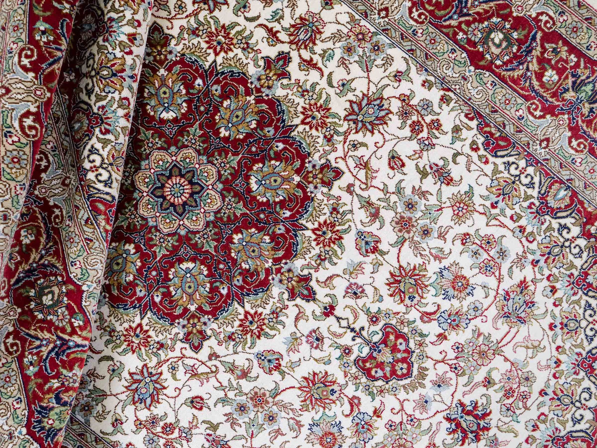 Sehr feiner, handgeknüpfter Khademi Orientteppich mit Ghom Design aus reiner Seide, creme, weiß, rot. 157x94 cm. Vertrieb durch Jupiter Intl.