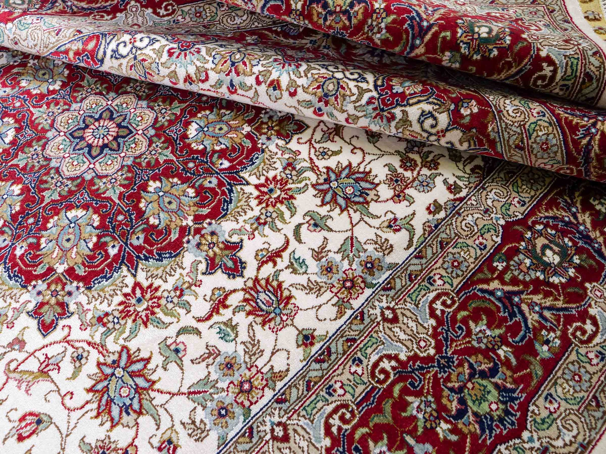 Sehr feiner, handgeknüpfter Khademi Orientteppich mit Ghom Design aus reiner Seide, creme, weiß, rot. 157x94 cm. Vertrieb durch Jupiter Intl.