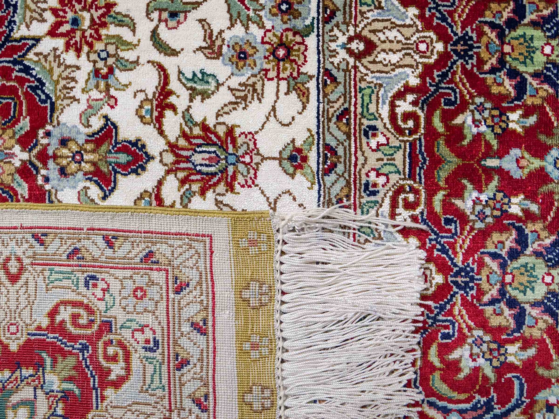 Sehr feiner, handgeknüpfter Khademi Orientteppich mit Ghom Design aus reiner Seide, creme, weiß, rot. 157x94 cm. Vertrieb durch Jupiter Intl.