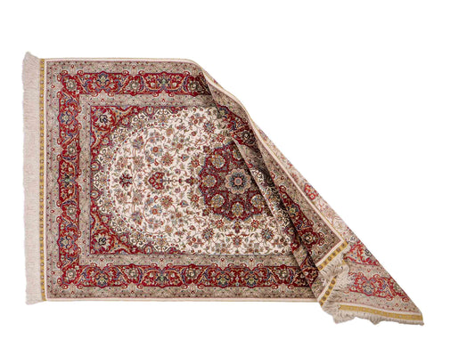 Sehr feiner, handgeknüpfter Khademi Orientteppich mit Ghom Design aus reiner Seide, creme, weiß, rot. 157x94 cm. Vertrieb durch Jupiter Intl.