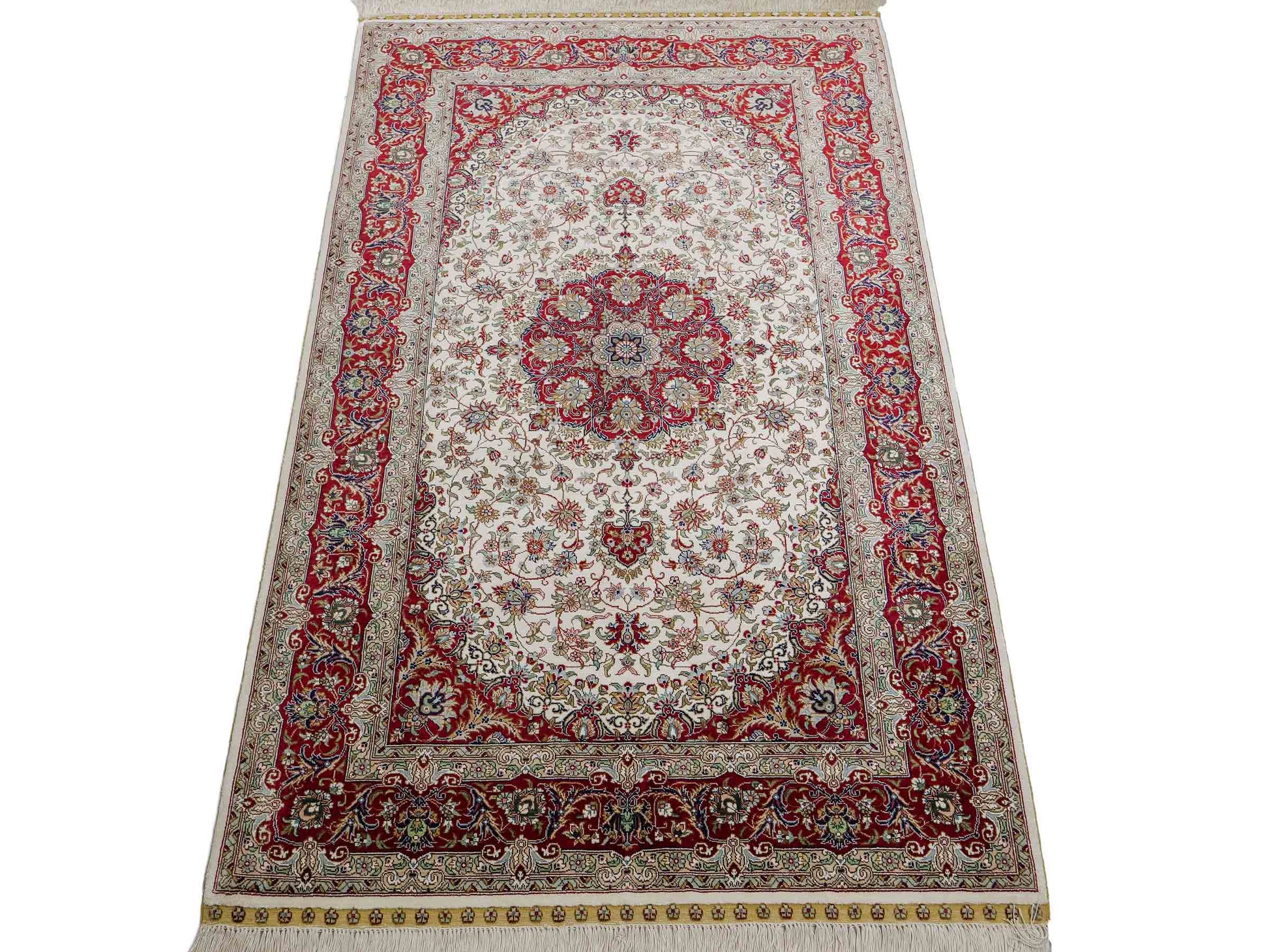 Sehr feiner, handgeknüpfter Khademi Orientteppich mit Ghom Design aus reiner Seide, creme, weiß, rot. 157x94 cm. Vertrieb durch Jupiter Intl.