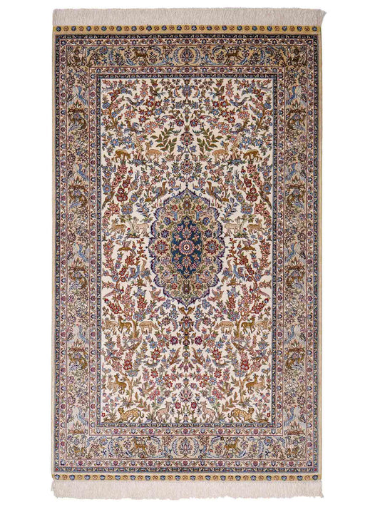 Sehr feiner, handgeknüpfter Khademi Orientteppich mit Ghom Design aus reiner Seide, weiß, creme, blau. 157x94 cm. Vertrieb durch Jupiter Intl.