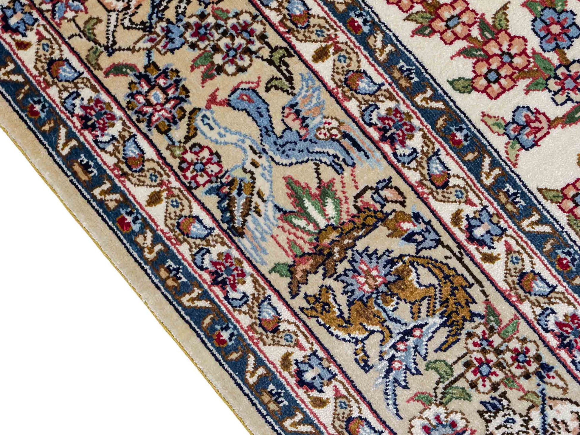 Sehr feiner, handgeknüpfter Khademi Orientteppich mit Ghom Design aus reiner Seide, weiß, creme, blau. 157x94 cm. Vertrieb durch Jupiter Intl.