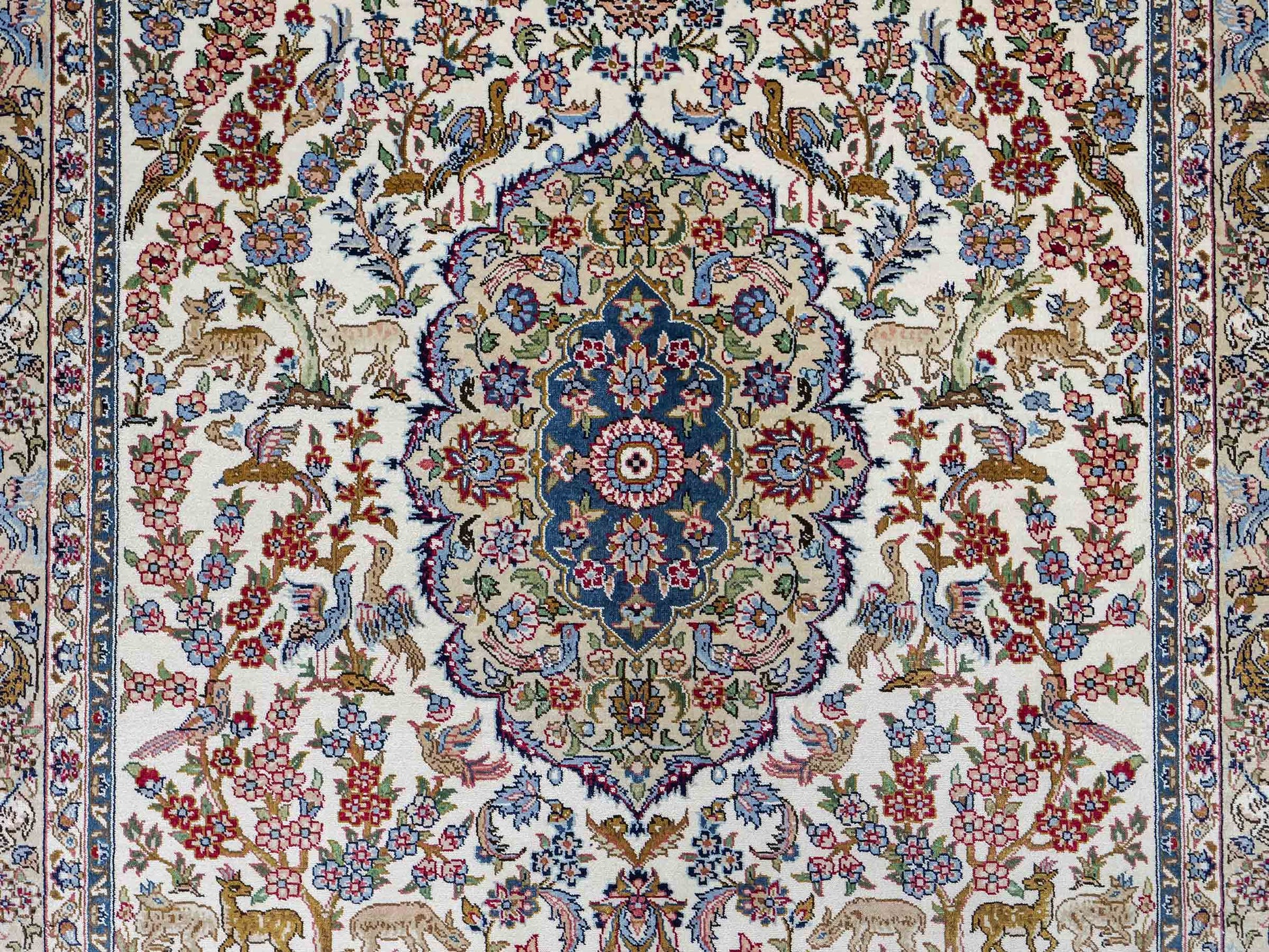 Sehr feiner, handgeknüpfter Khademi Orientteppich mit Ghom Design aus reiner Seide, weiß, creme, blau. 157x94 cm. Vertrieb durch Jupiter Intl.