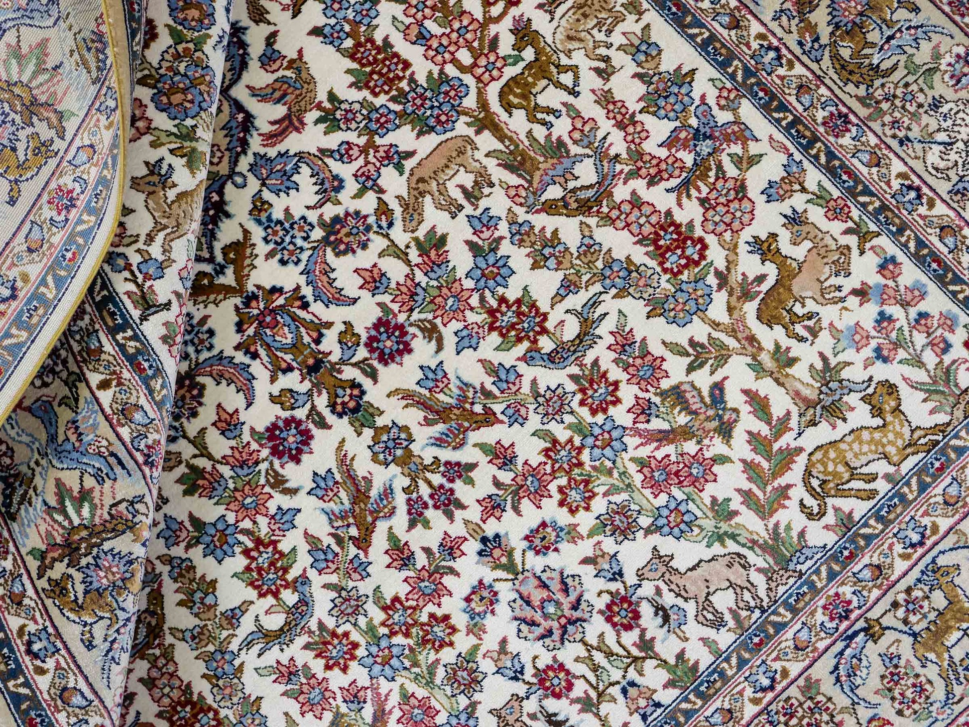 Sehr feiner, handgeknüpfter Khademi Orientteppich mit Ghom Design aus reiner Seide, weiß, creme, blau. 157x94 cm. Vertrieb durch Jupiter Intl.