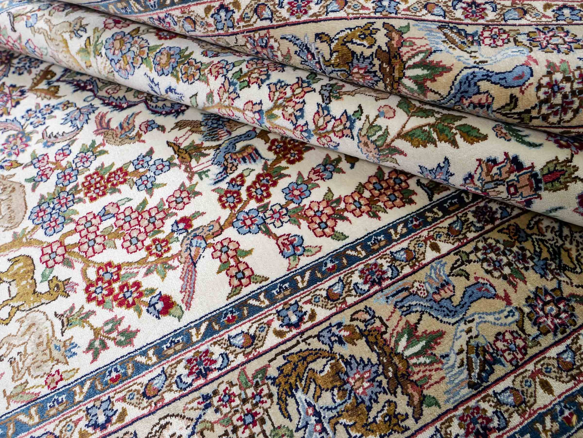 Sehr feiner, handgeknüpfter Khademi Orientteppich mit Ghom Design aus reiner Seide, weiß, creme, blau. 157x94 cm. Vertrieb durch Jupiter Intl.