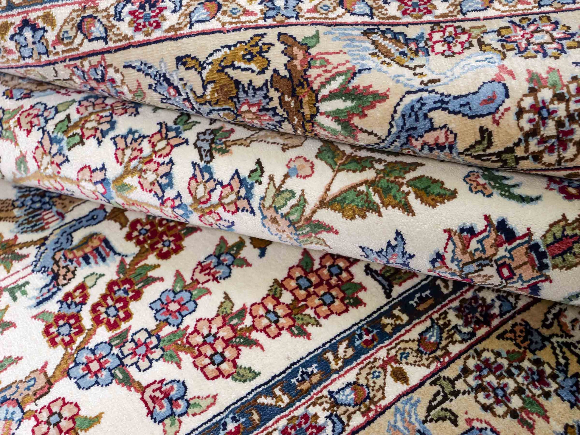 Sehr feiner, handgeknüpfter Khademi Orientteppich mit Ghom Design aus reiner Seide, weiß, creme, blau. 157x94 cm. Vertrieb durch Jupiter Intl.
