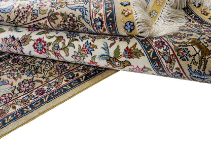 Sehr feiner, handgeknüpfter Khademi Orientteppich mit Ghom Design aus reiner Seide, weiß, creme, blau. 157x94 cm. Vertrieb durch Jupiter Intl.