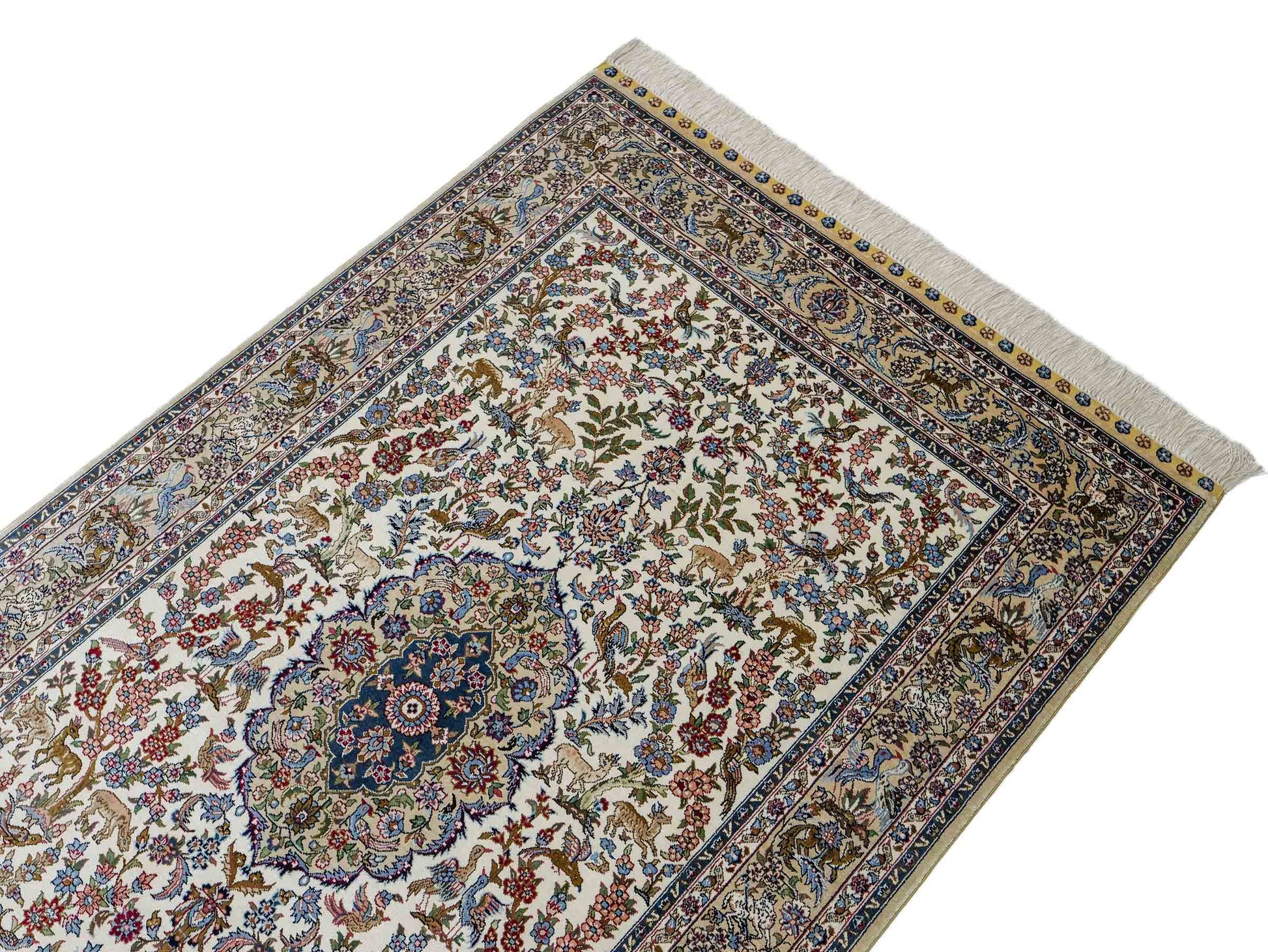 Sehr feiner, handgeknüpfter Khademi Orientteppich mit Ghom Design aus reiner Seide, weiß, creme, blau. 157x94 cm. Vertrieb durch Jupiter Intl.