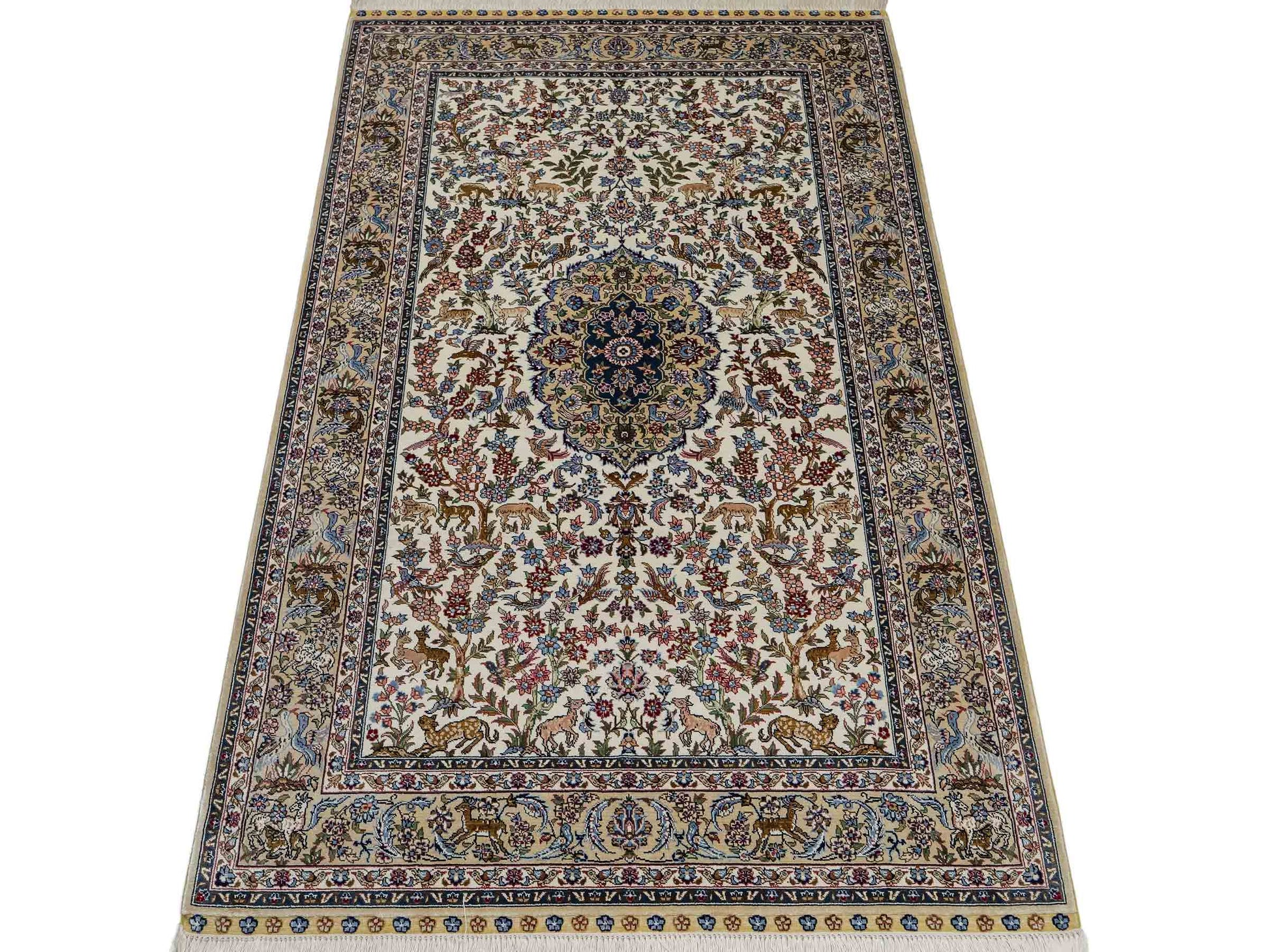 Sehr feiner, handgeknüpfter Khademi Orientteppich mit Ghom Design aus reiner Seide, weiß, creme, blau. 157x94 cm. Vertrieb durch Jupiter Intl.