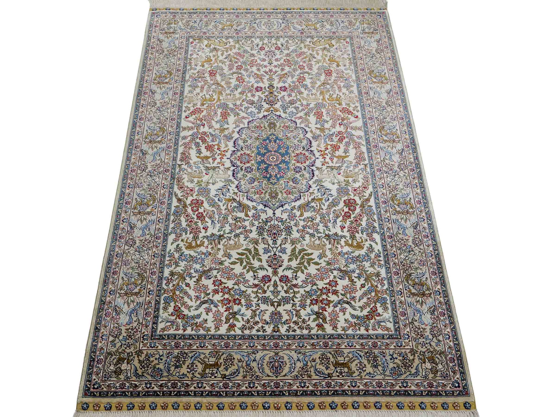 Sehr feiner, handgeknüpfter Khademi Orientteppich mit Ghom Design aus reiner Seide, weiß, creme, blau. 157x94 cm. Vertrieb durch Jupiter Intl.