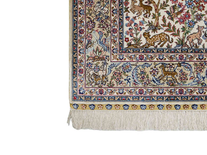 Sehr feiner, handgeknüpfter Khademi Orientteppich mit Ghom Design aus reiner Seide, weiß, creme, blau. 157x94 cm. Vertrieb durch Jupiter Intl.