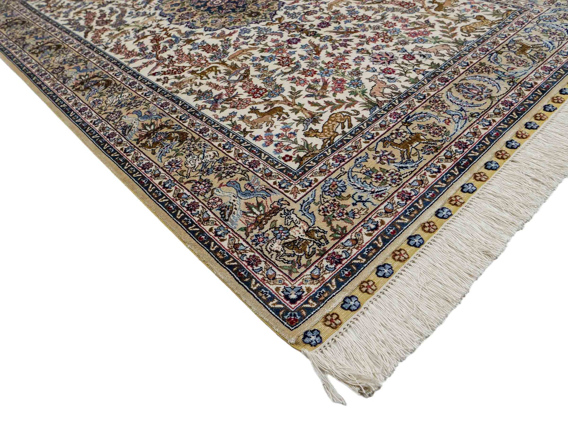 Sehr feiner, handgeknüpfter Khademi Orientteppich mit Ghom Design aus reiner Seide, weiß, creme, blau. 157x94 cm. Vertrieb durch Jupiter Intl.