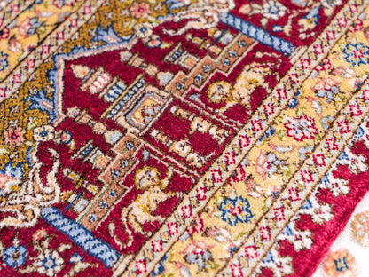 Extrem feiner, handgeknüpfter Khademi Ghom Orientteppich aus Seide, rot, gold. 159x93 cm. Vertrieb durch Jupiter Intl.