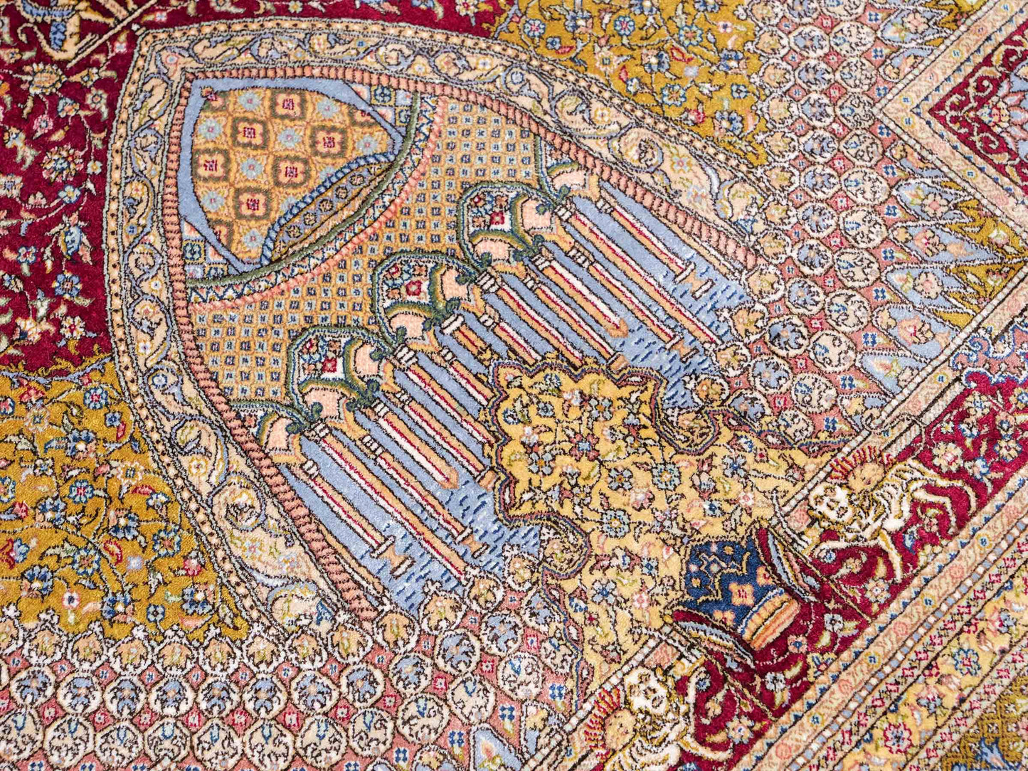 Extrem feiner, handgeknüpfter Khademi Ghom Orientteppich aus Seide, rot, gold. 159x93 cm. Vertrieb durch Jupiter Intl.