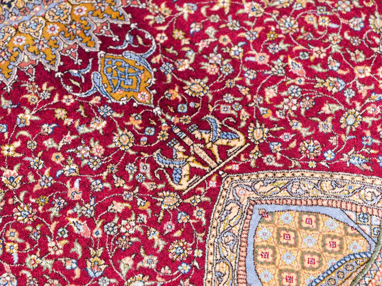 Extrem feiner, handgeknüpfter Khademi Ghom Orientteppich aus Seide, rot, gold. 159x93 cm. Vertrieb durch Jupiter Intl.