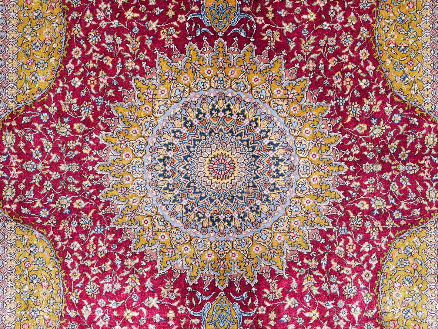 Extrem feiner, handgeknüpfter Khademi Ghom Orientteppich aus Seide, rot, gold. 159x93 cm. Vertrieb durch Jupiter Intl.