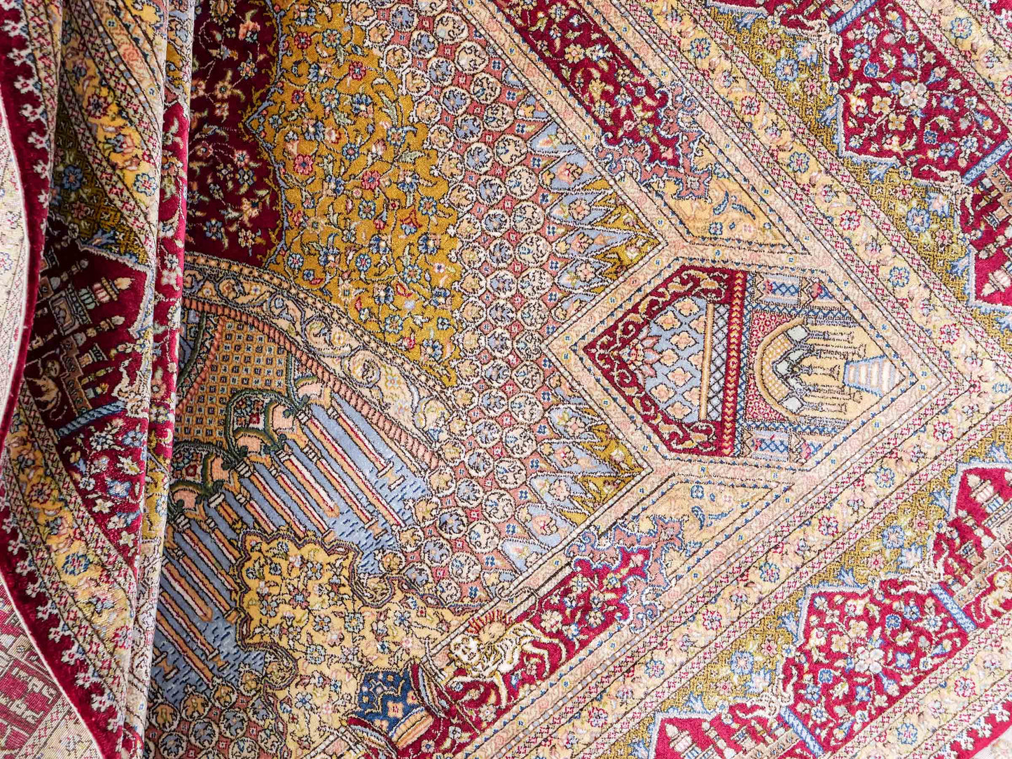 Extrem feiner, handgeknüpfter Khademi Ghom Orientteppich aus Seide, rot, gold. 159x93 cm. Vertrieb durch Jupiter Intl.