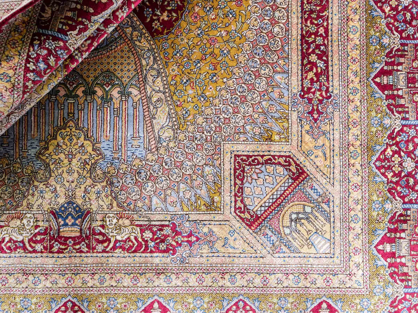 Extrem feiner, handgeknüpfter Khademi Ghom Orientteppich aus Seide, rot, gold. 159x93 cm. Vertrieb durch Jupiter Intl.