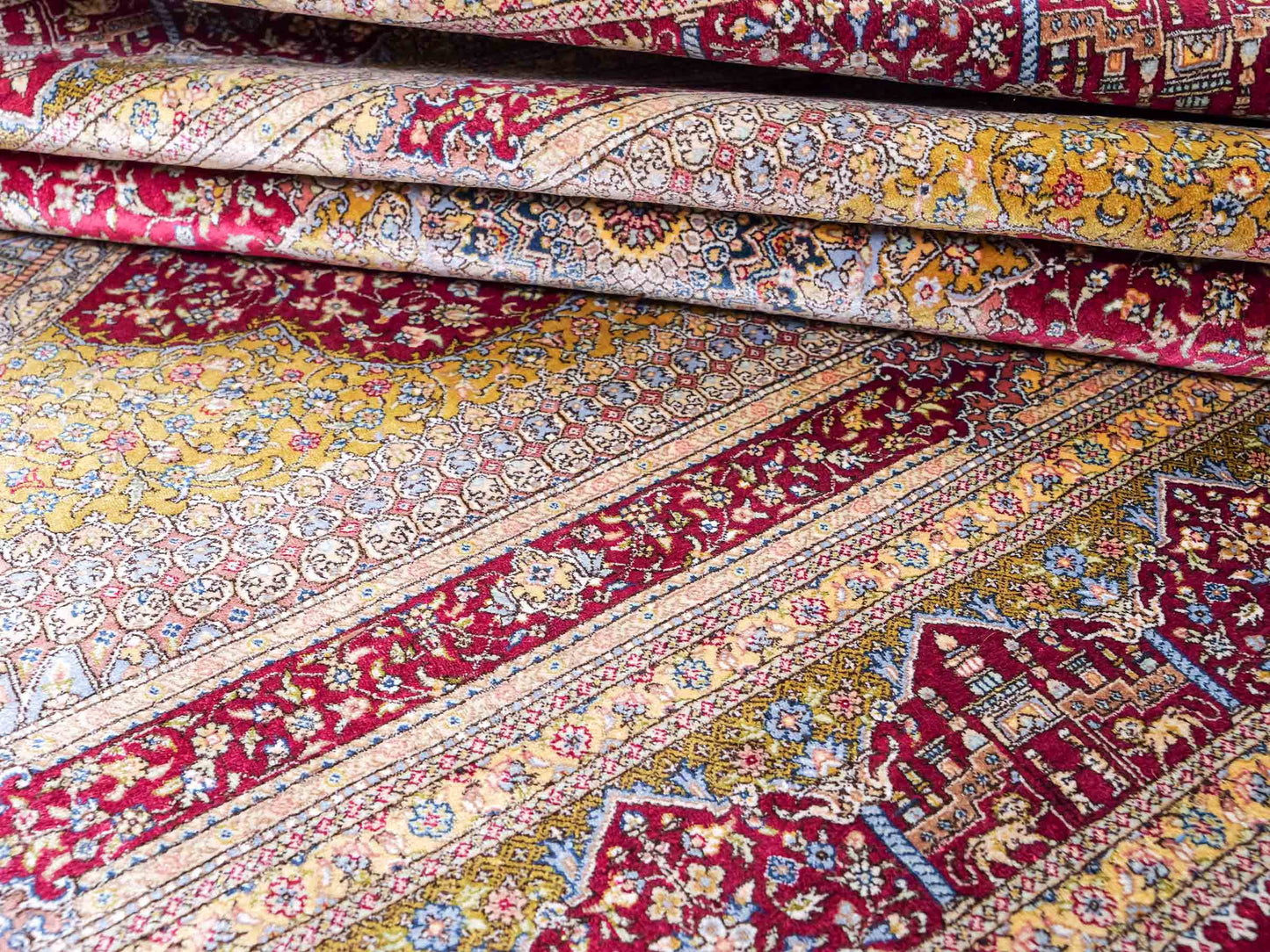 Extrem feiner, handgeknüpfter Khademi Ghom Orientteppich aus Seide, rot, gold. 159x93 cm. Vertrieb durch Jupiter Intl.
