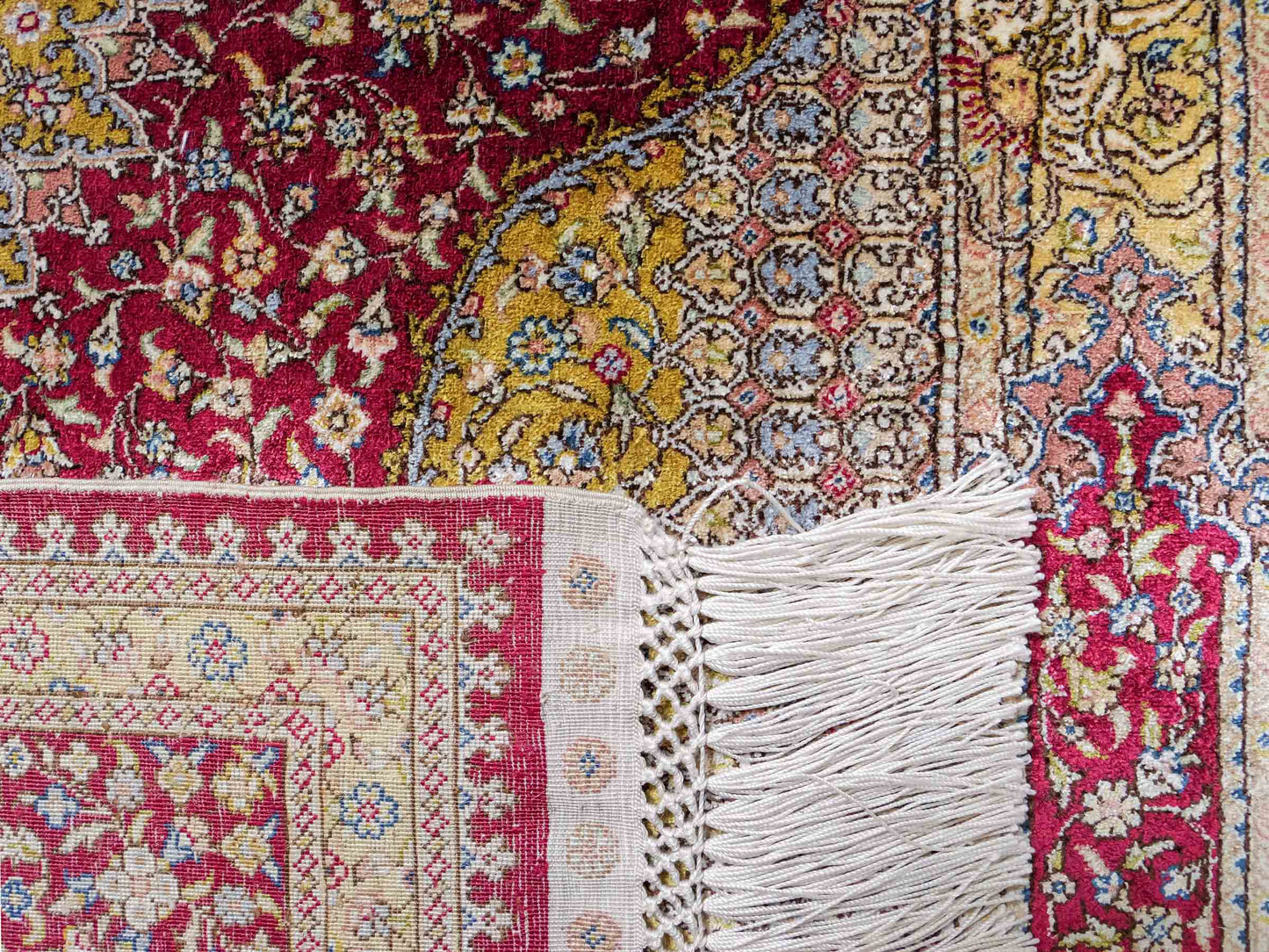 Extrem feiner, handgeknüpfter Khademi Ghom Orientteppich aus Seide, rot, gold. 159x93 cm. Vertrieb durch Jupiter Intl.