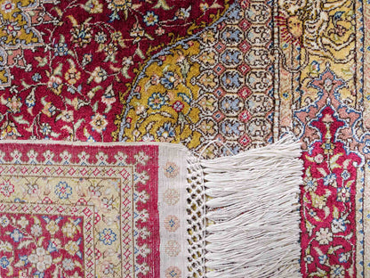 Extrem feiner, handgeknüpfter Khademi Ghom Orientteppich aus Seide, rot, gold. 159x93 cm. Vertrieb durch Jupiter Intl.