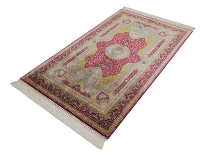 Extrem feiner, handgeknüpfter Khademi Ghom Orientteppich aus Seide, rot, gold. 159x93 cm. Vertrieb durch Jupiter Intl.