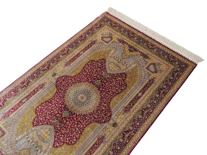 Extrem feiner, handgeknüpfter Khademi Ghom Orientteppich aus Seide, rot, gold. 159x93 cm. Vertrieb durch Jupiter Intl.