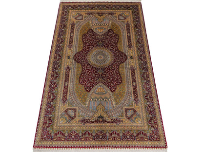 Extrem feiner, handgeknüpfter Khademi Ghom Orientteppich aus Seide, rot, gold. 159x93 cm. Vertrieb durch Jupiter Intl.