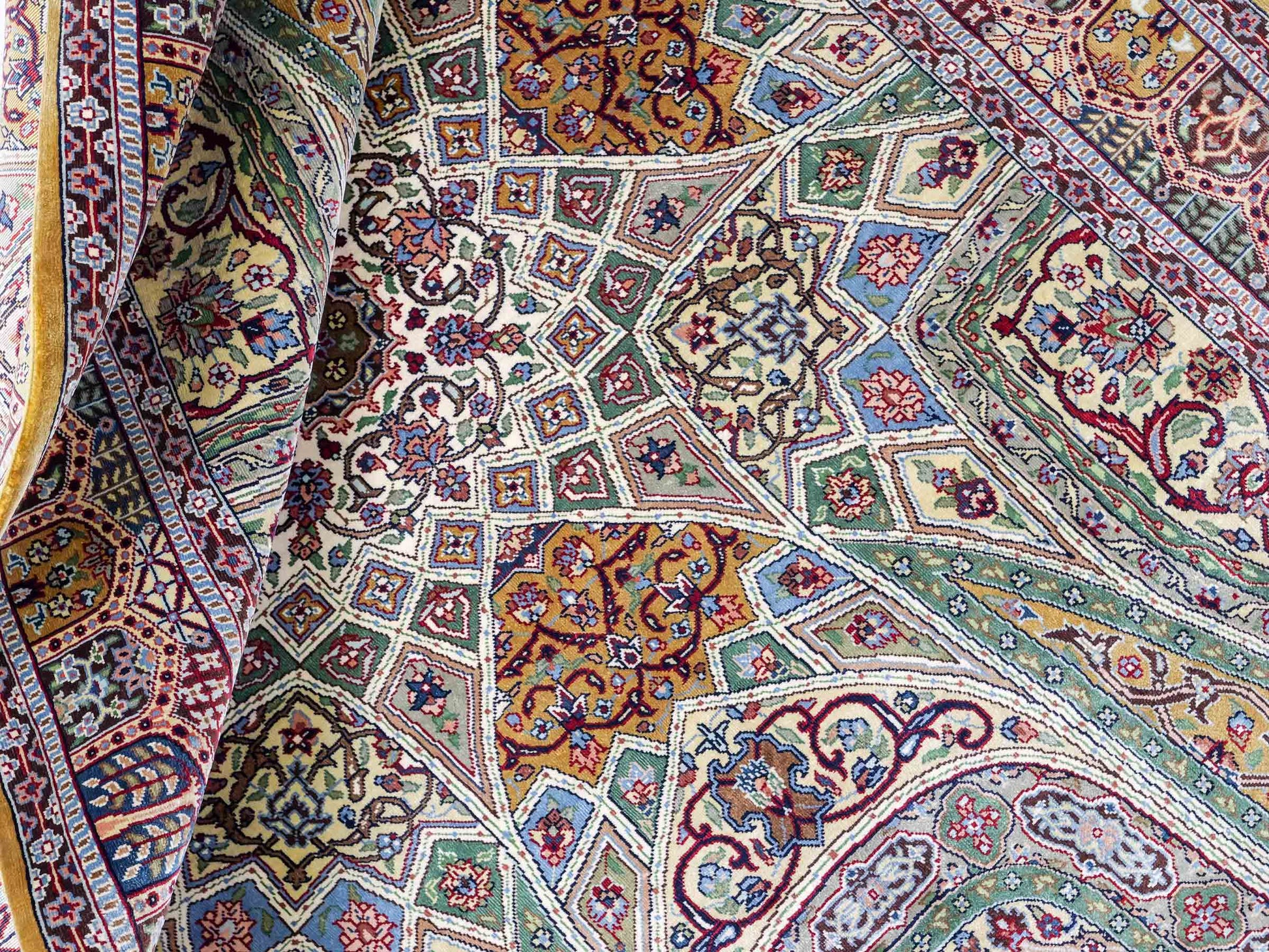 Sehr feiner, handgeknüpfter Khademi Ghom Orientteppich aus Seide, braun, oliv. 161x94 cm. Vertrieb durch Jupiter Intl.