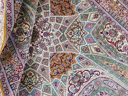 Sehr feiner, handgeknüpfter Khademi Ghom Orientteppich aus Seide, braun, oliv. 161x94 cm. Vertrieb durch Jupiter Intl.