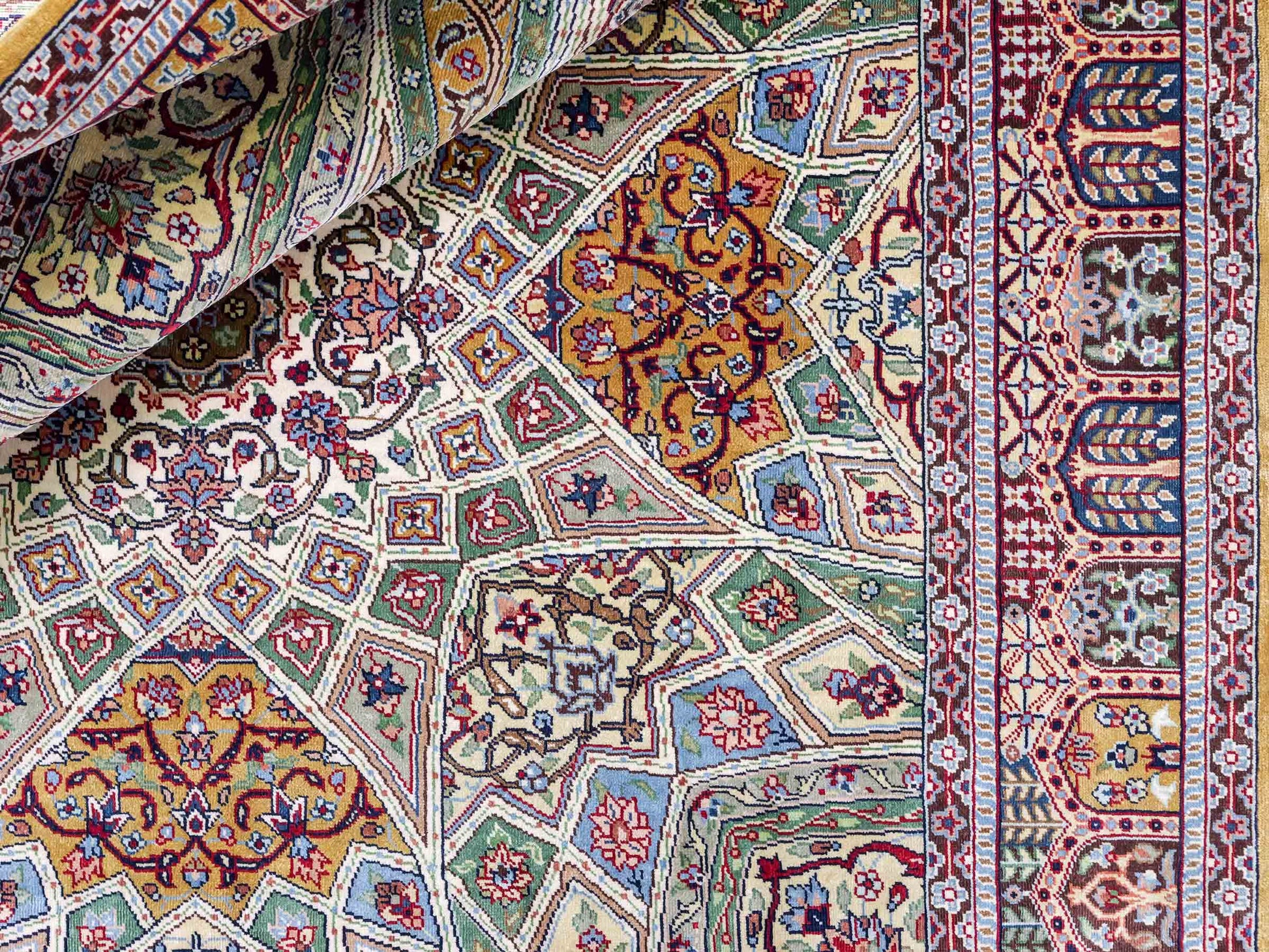Sehr feiner, handgeknüpfter Khademi Ghom Orientteppich aus Seide, braun, oliv. 161x94 cm. Vertrieb durch Jupiter Intl.