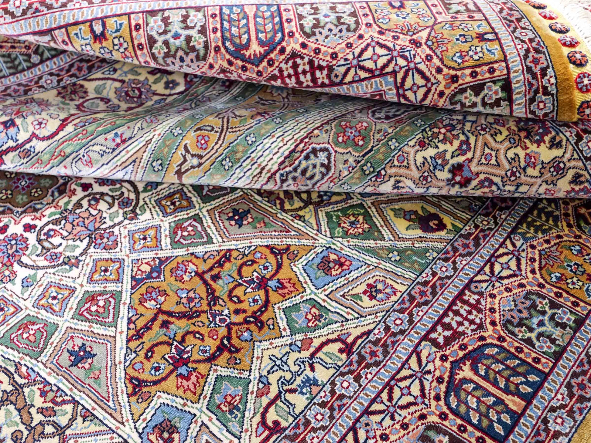 Sehr feiner, handgeknüpfter Khademi Ghom Orientteppich aus Seide, braun, oliv. 161x94 cm. Vertrieb durch Jupiter Intl.