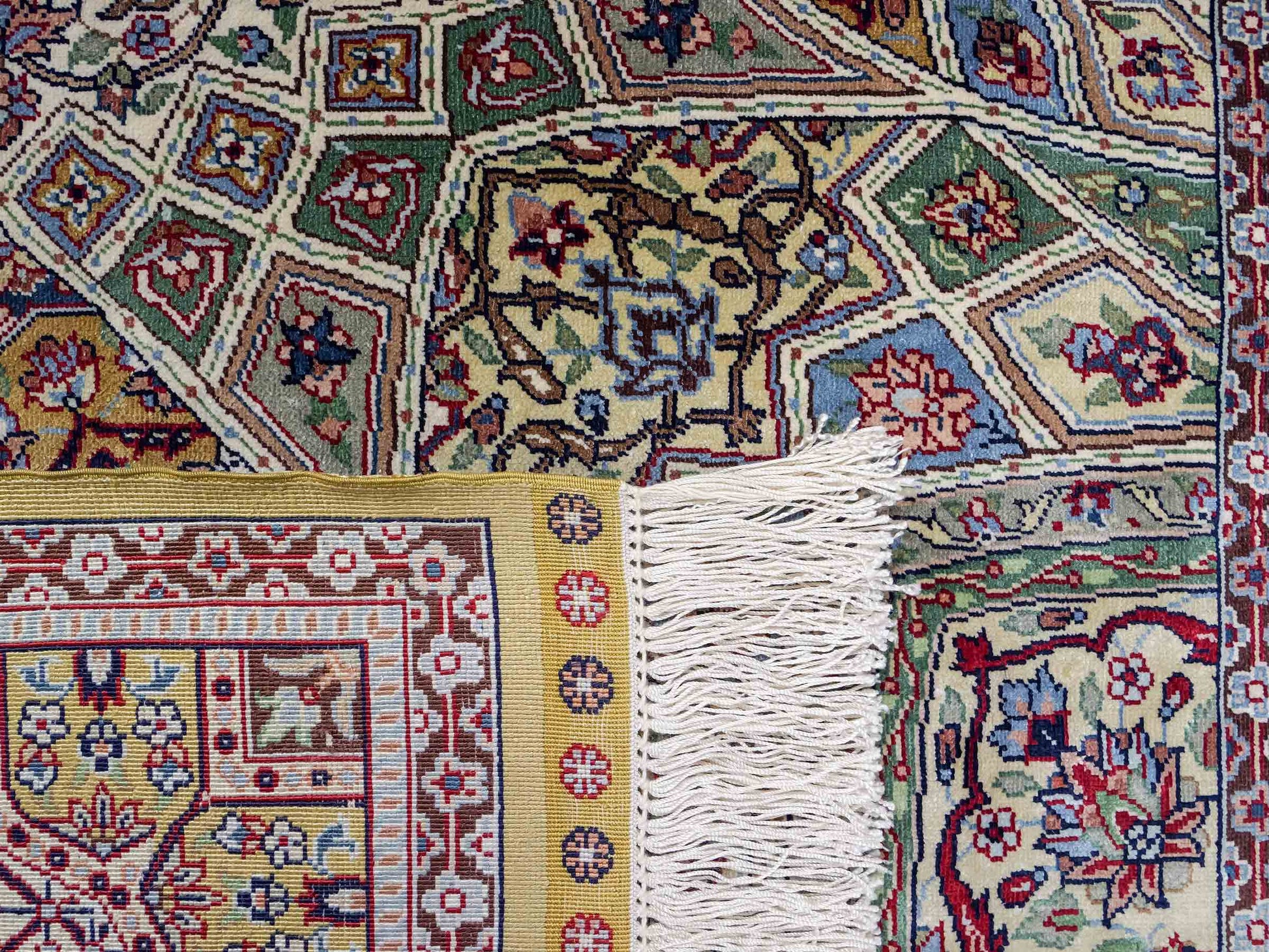 Sehr feiner, handgeknüpfter Khademi Ghom Orientteppich aus Seide, braun, oliv. 161x94 cm. Vertrieb durch Jupiter Intl.