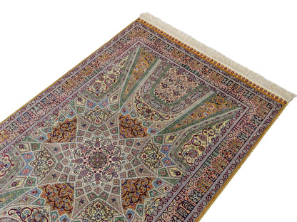 Sehr feiner, handgeknüpfter Khademi Ghom Orientteppich aus Seide, braun, oliv. 161x94 cm. Vertrieb durch Jupiter Intl.